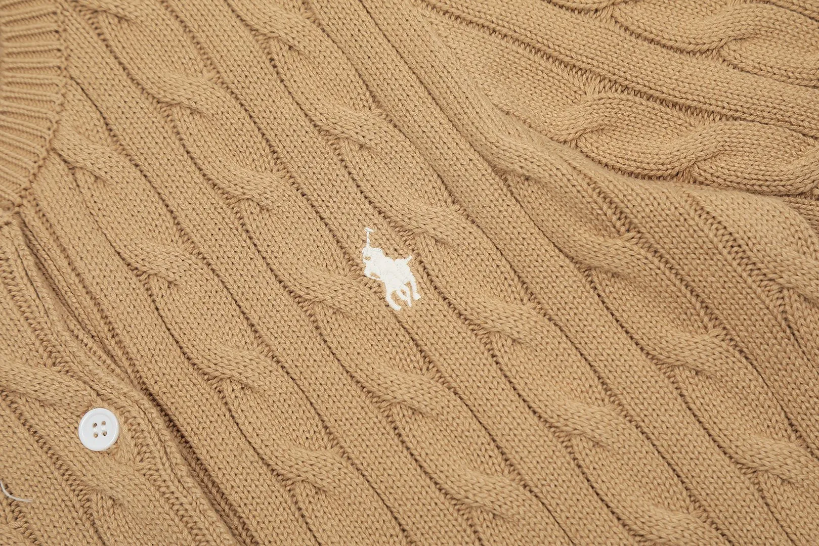 🅿️176 "Top quality" Style number: DS021# (not off the shelves all year round) [Ralph Lauren round neck cardigan solid color pony embroidered logo knitted short sleeves] ✅Ralph Lauren classic basic versatile all-season cardigan knitted short sleeves ✅Main supplier platform live broadcast Wholesale entities Replenish when out of stock Not off the shelves ✅ZP quality 1:1 version Scan the code to enter the GF website Counter quality ✅Details and quality are the only one in Guangzhou. Imported quality cotton yarn, focusing on high-end, cost-effective. Needless to say good quality. ✅The version is restored to the original order. The maximum size can be worn up to 160 pounds. Loose, comfortable and stress-free.